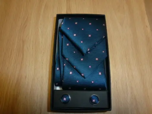 [1577-4] Conjunto corbata, pañuelo y gemelos