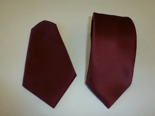 [601-5] Corbata raso 8 cm, pañuelo Granate