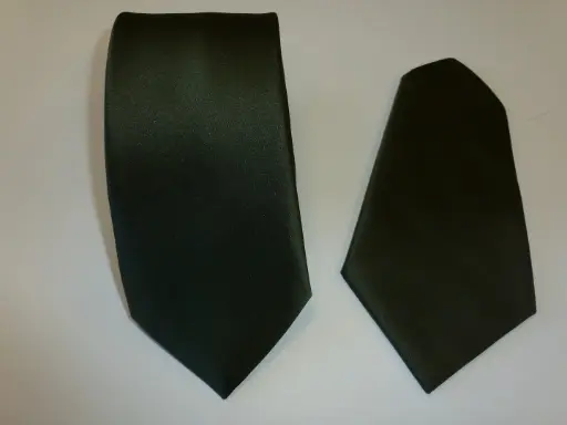 [605-2] Corbata raso 8 cm, pañuelo verde oscuro