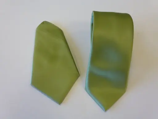 [605-3] Corbata raso 8 cm, pañuelo verde manzana
