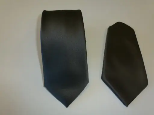 [606-1] Corbata raso 8 cm, pañuelo gris oscuro