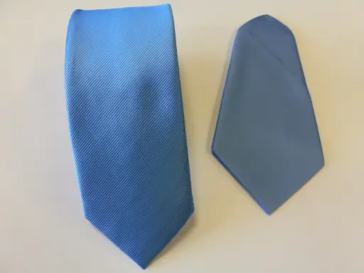 [8002-4] Corbata microfibra falso liso 8 cm y pañuelo azul celeste.