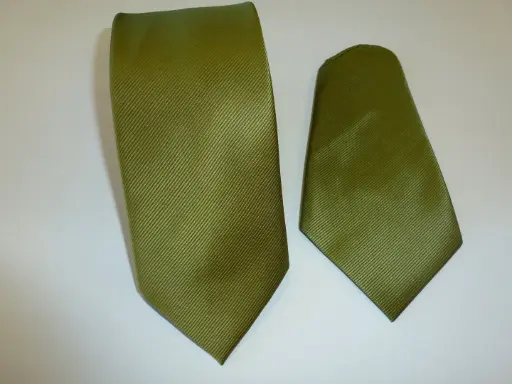 [8009-2] Corbata microfibra falso liso 8 cm y pañuelo verde oliva
