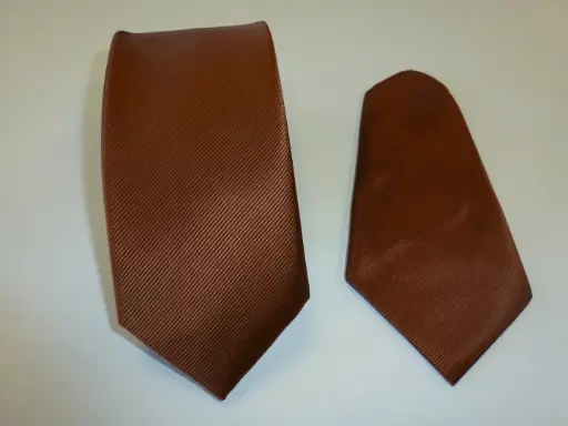 Corbata microfibra falso liso 8 cm y pañuelo marròn